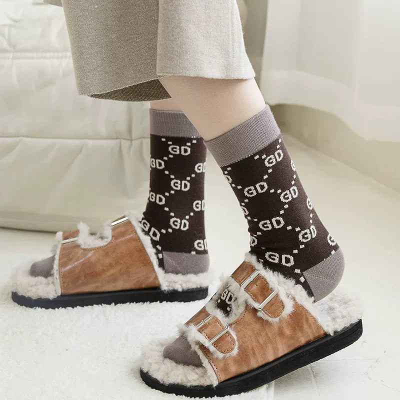 5 Pairs Of European Letter Long Socks Ins Fashion Brand Cashmere Pile Socks Retro Women'S Winter Thermal Storage Warm Mid-Tube Socks