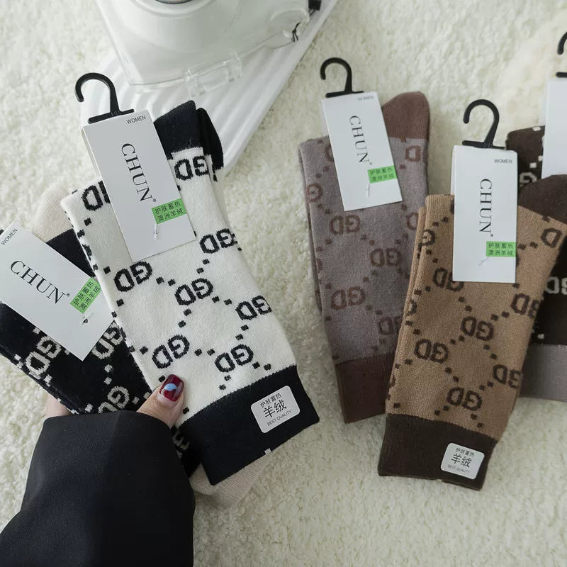 5 Pairs Of European Letter Long Socks Ins Fashion Brand Cashmere Pile Socks Retro Women'S Winter Thermal Storage Warm Mid-Tube Socks