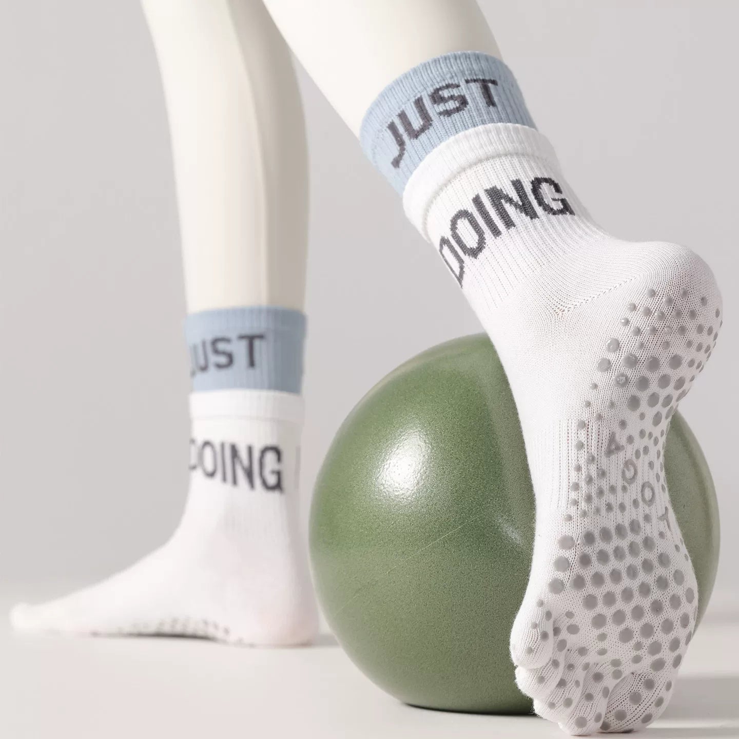 Findszx | Women’s Color-Block Mid-Calf Five-Toe Yoga Socks with Grip for Pilates & Indoor Fitness