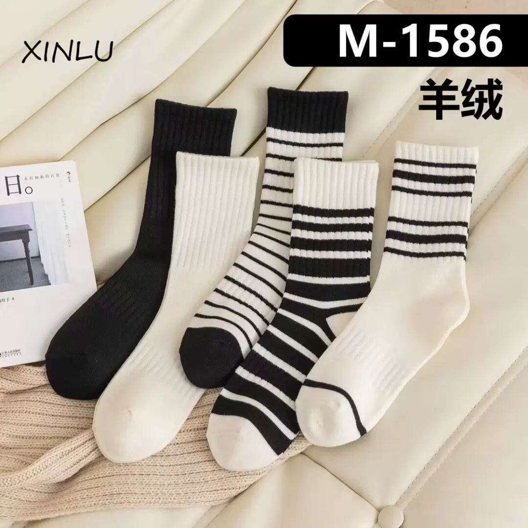5 Pairs Of European Letter Long Socks Ins Fashion Brand Cashmere Pile Socks Retro Women'S Winter Thermal Storage Warm Mid-Tube Socks