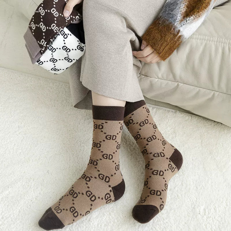 5 Pairs Of European Letter Long Socks Ins Fashion Brand Cashmere Pile Socks Retro Women'S Winter Thermal Storage Warm Mid-Tube Socks